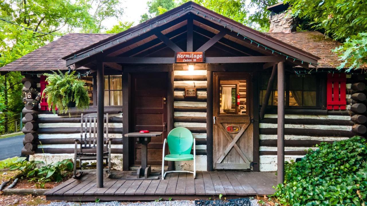 Log Cabin Motor Court Ашвил Екстериор снимка