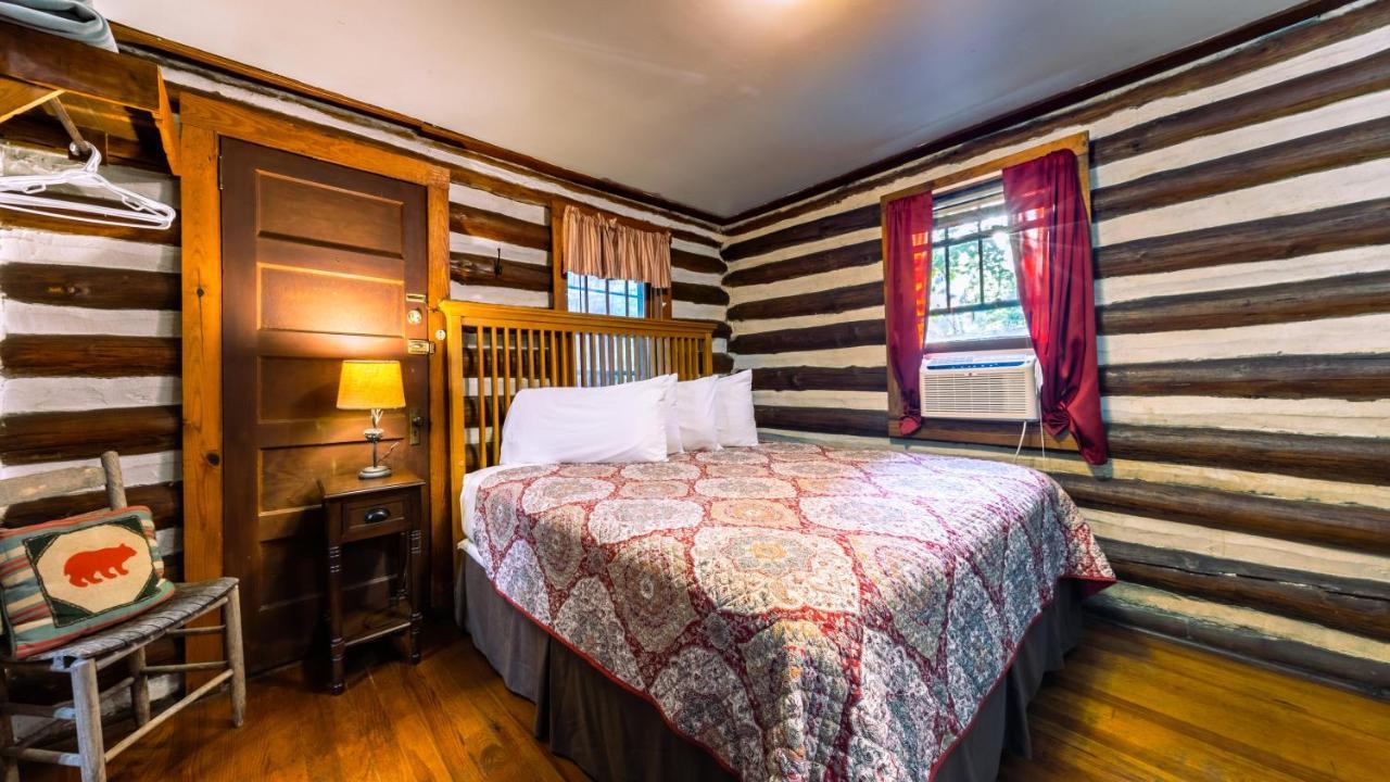 Log Cabin Motor Court Ашвил Екстериор снимка