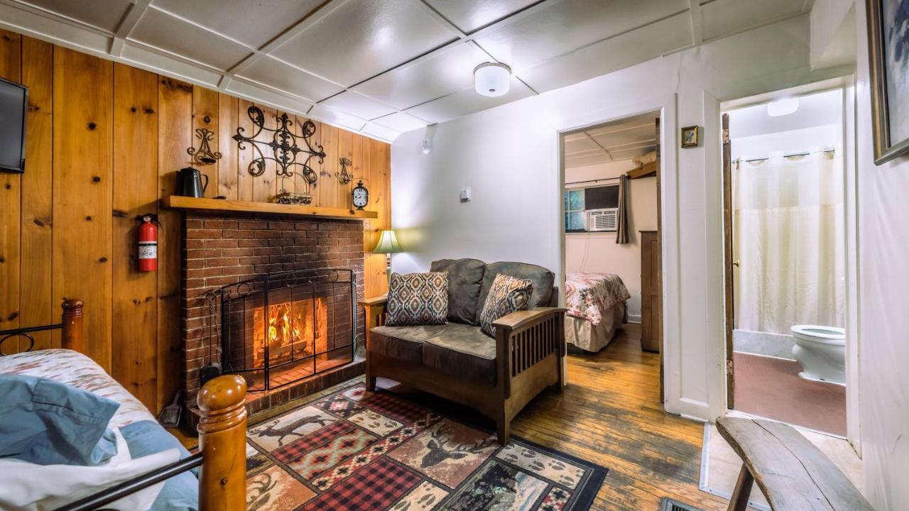 Log Cabin Motor Court Ашвил Екстериор снимка