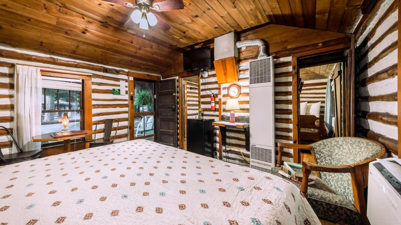 Log Cabin Motor Court Ашвил Екстериор снимка
