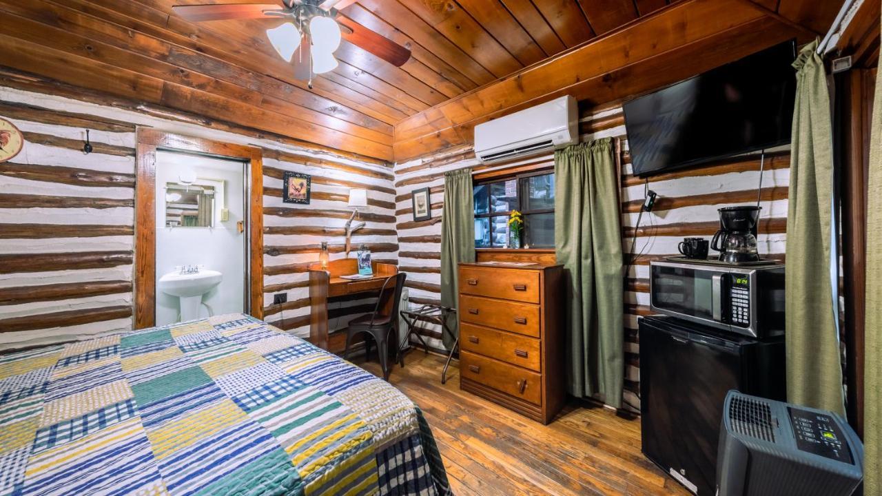 Log Cabin Motor Court Ашвил Екстериор снимка