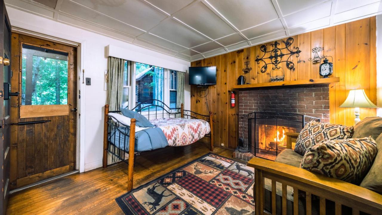 Log Cabin Motor Court Ашвил Екстериор снимка