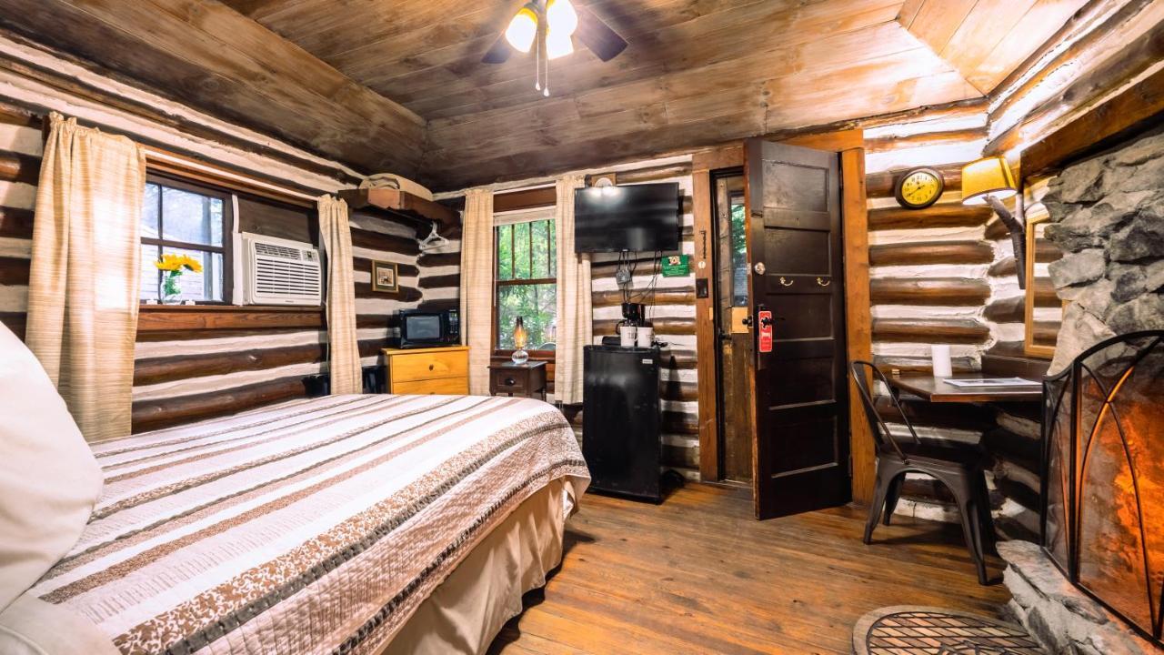 Log Cabin Motor Court Ашвил Екстериор снимка