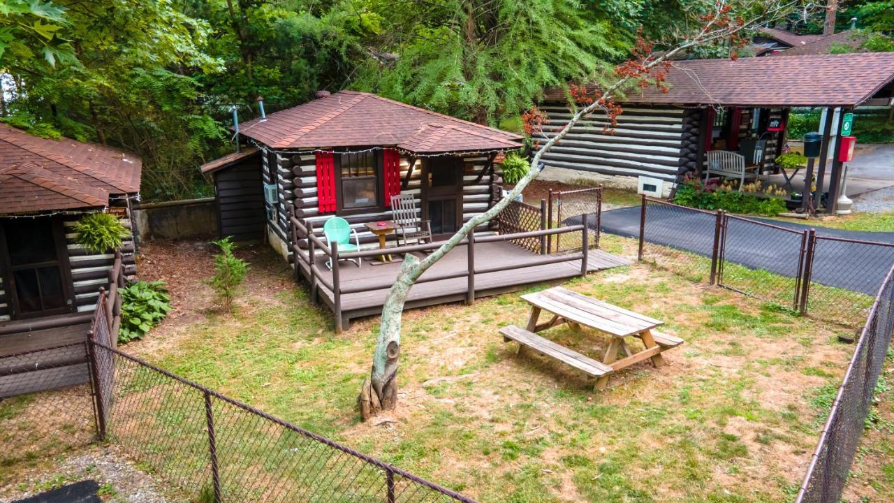 Log Cabin Motor Court Ашвил Екстериор снимка