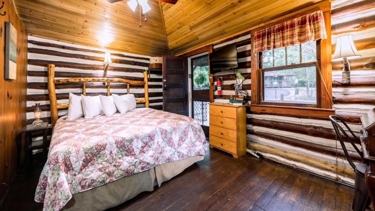 Log Cabin Motor Court Ашвил Екстериор снимка