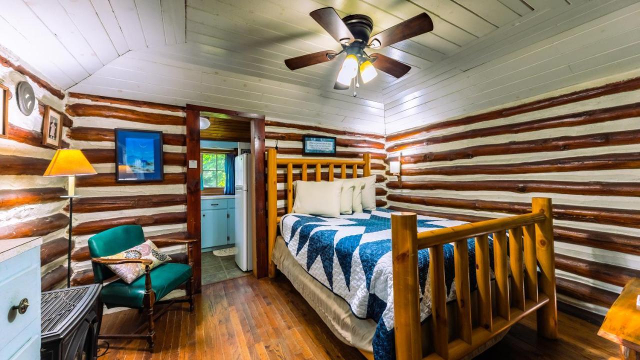 Log Cabin Motor Court Ашвил Екстериор снимка