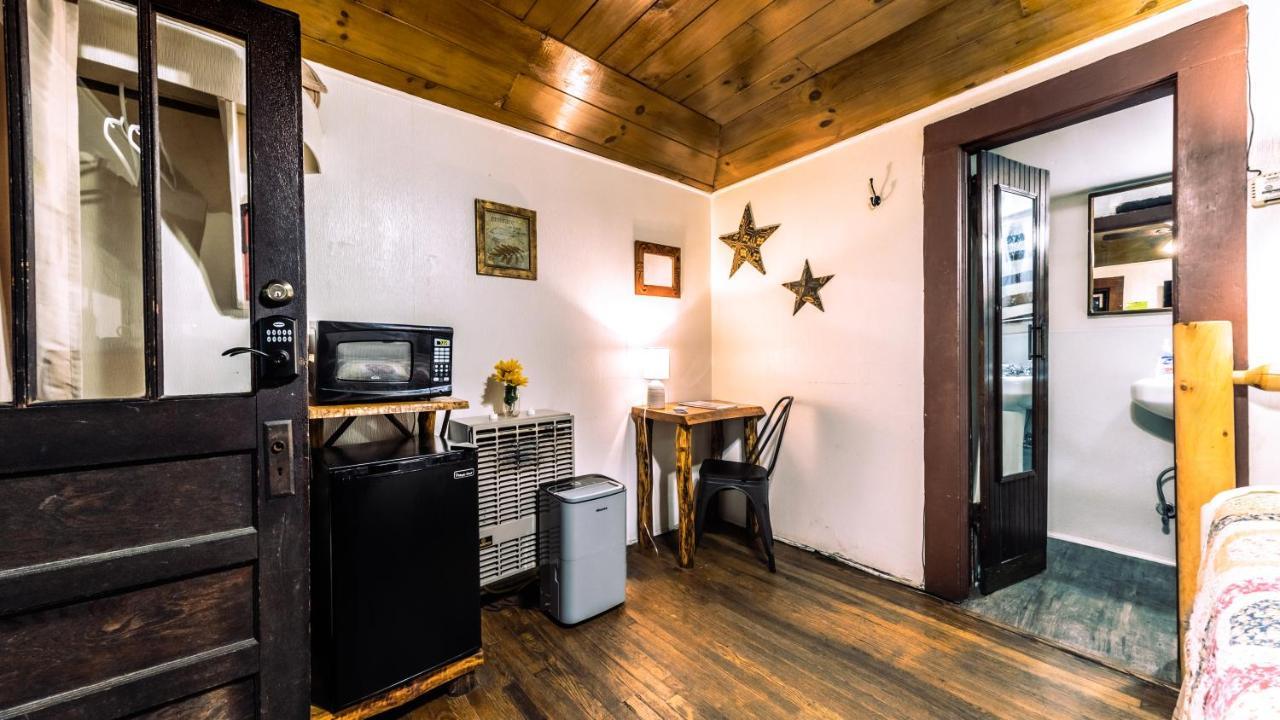Log Cabin Motor Court Ашвил Екстериор снимка