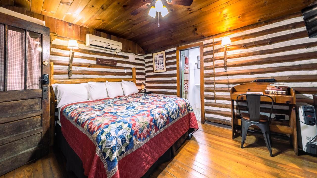 Log Cabin Motor Court Ашвил Екстериор снимка