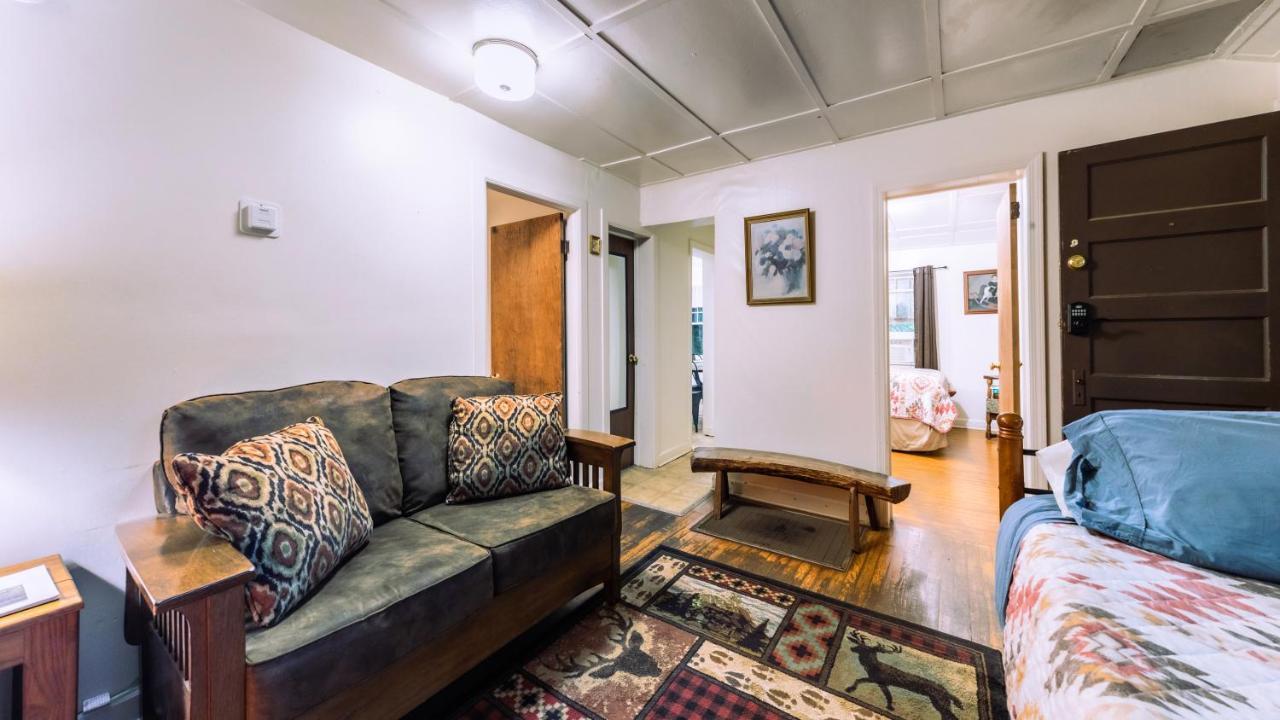 Log Cabin Motor Court Ашвил Екстериор снимка