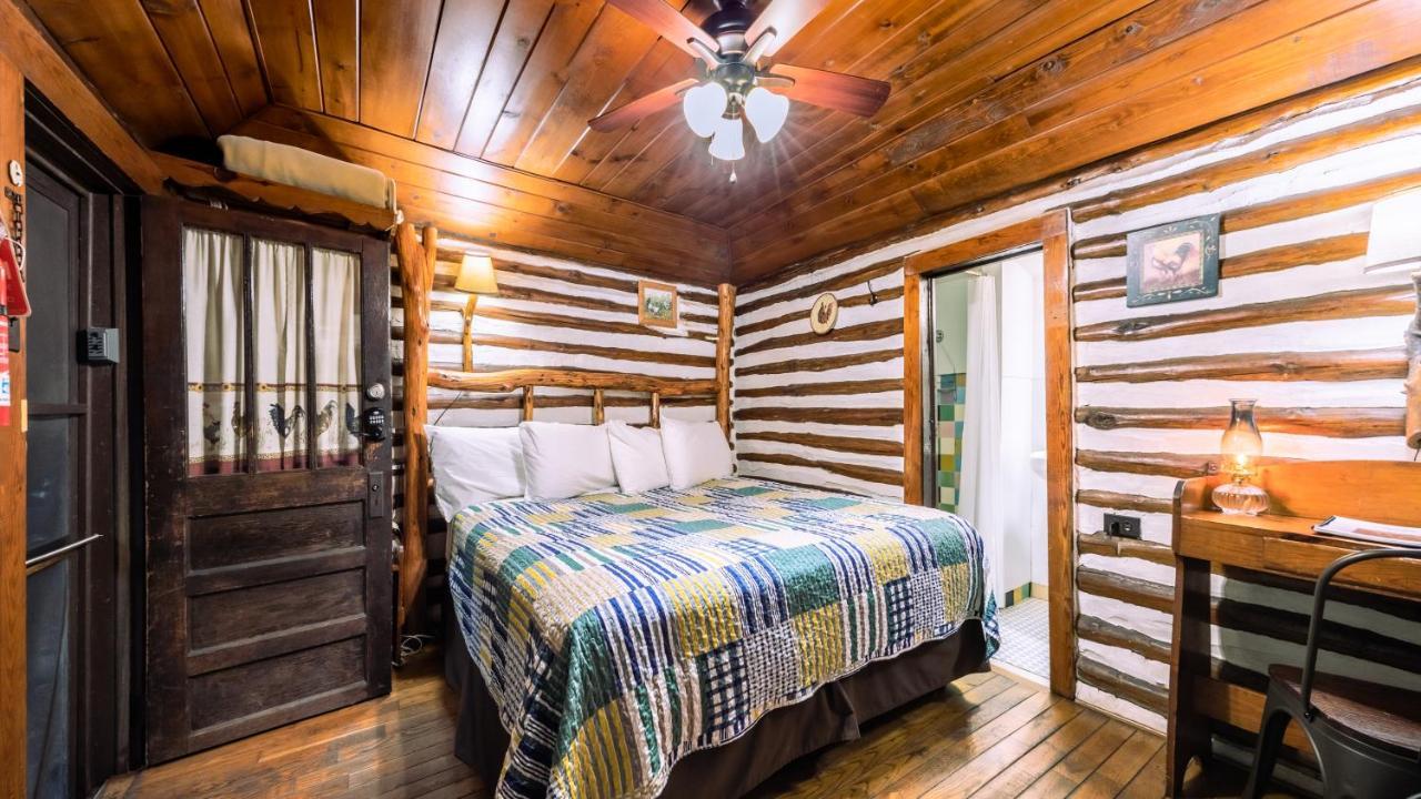 Log Cabin Motor Court Ашвил Екстериор снимка