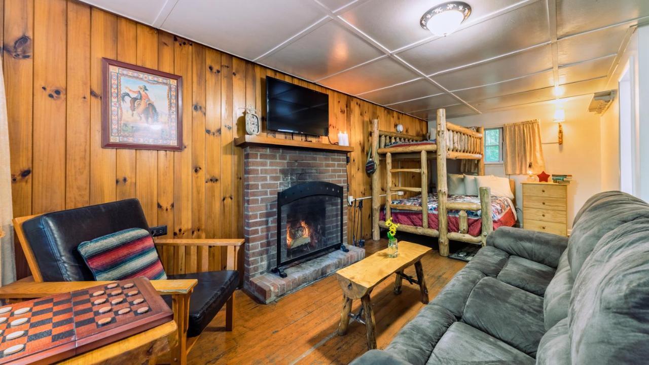 Log Cabin Motor Court Ашвил Екстериор снимка