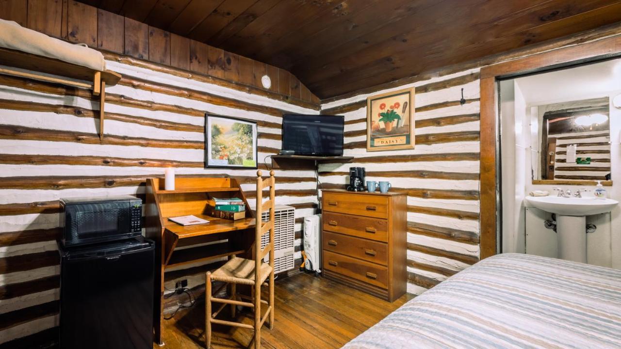 Log Cabin Motor Court Ашвил Екстериор снимка