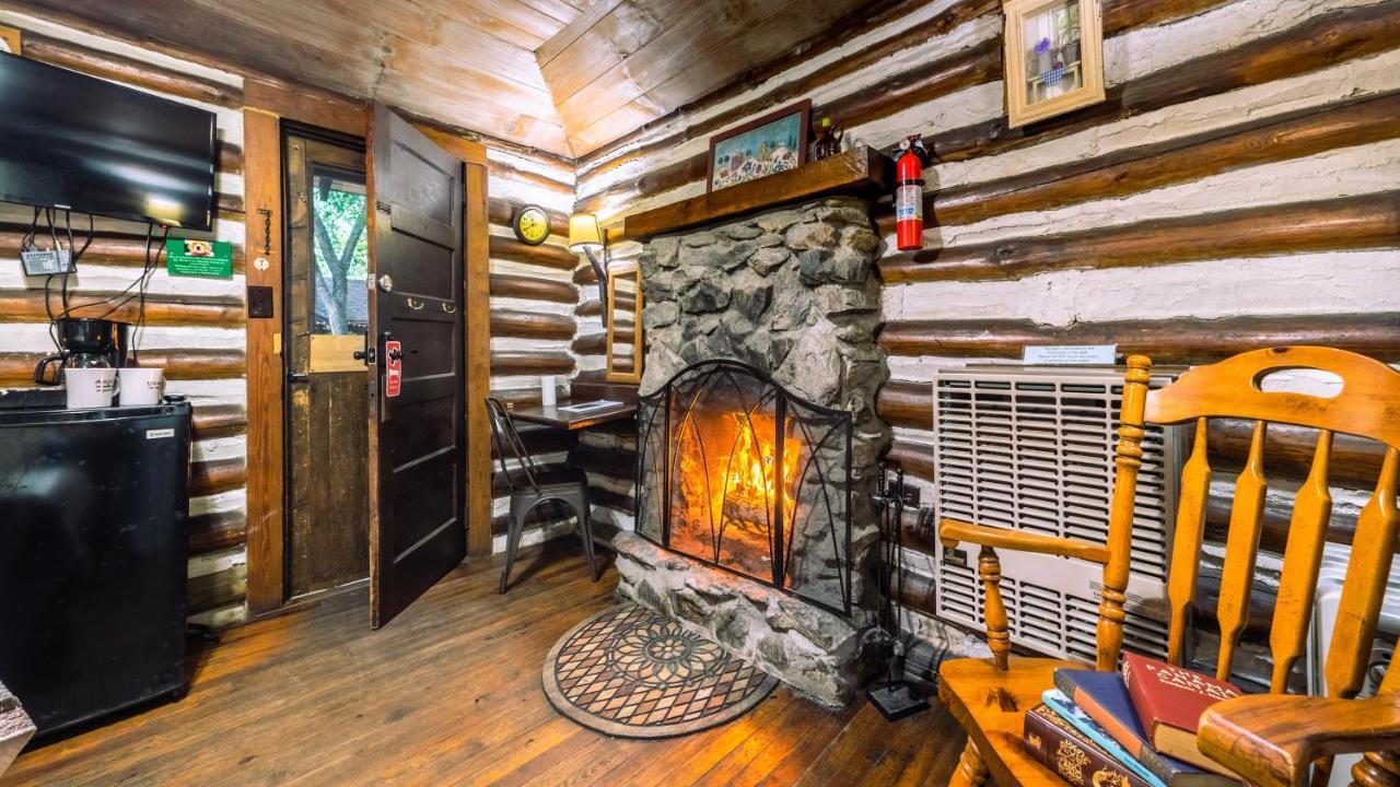 Log Cabin Motor Court Ашвил Екстериор снимка