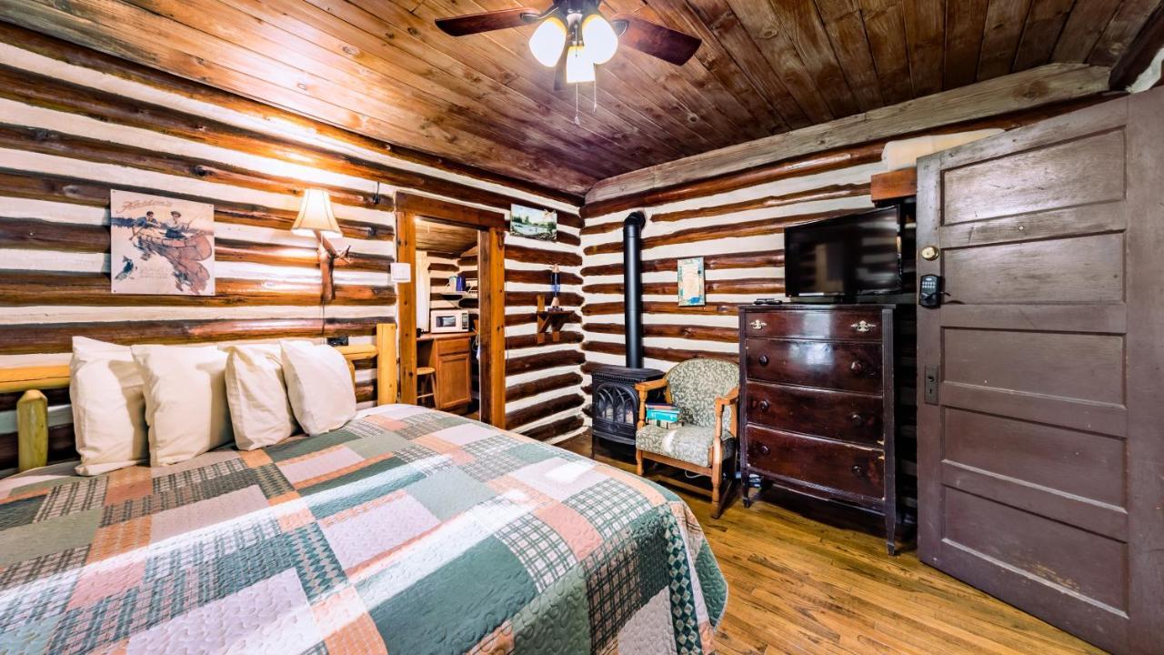Log Cabin Motor Court Ашвил Екстериор снимка
