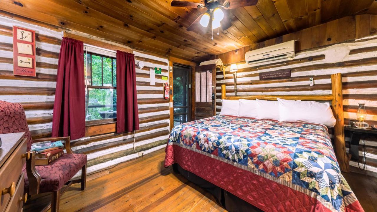 Log Cabin Motor Court Ашвил Екстериор снимка