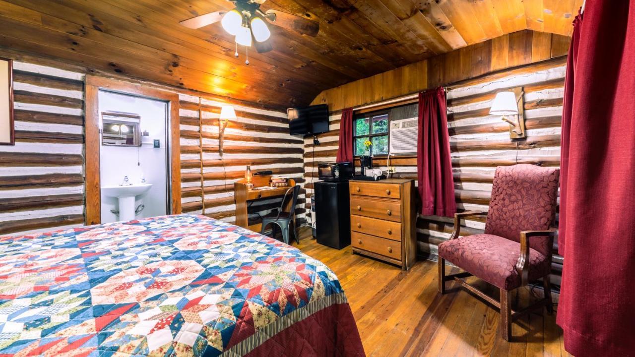 Log Cabin Motor Court Ашвил Екстериор снимка