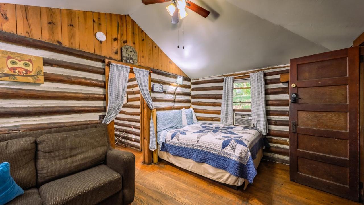 Log Cabin Motor Court Ашвил Екстериор снимка